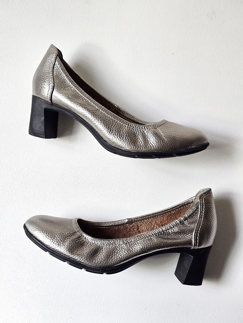 Clarks Collection Neiley Pearl Pewter Metallic Leather Block Heel Pumps 9.5 Wide - Picture 2 of 12